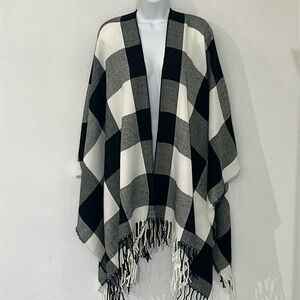Francesca’s Fringed Poncho NWT One Size